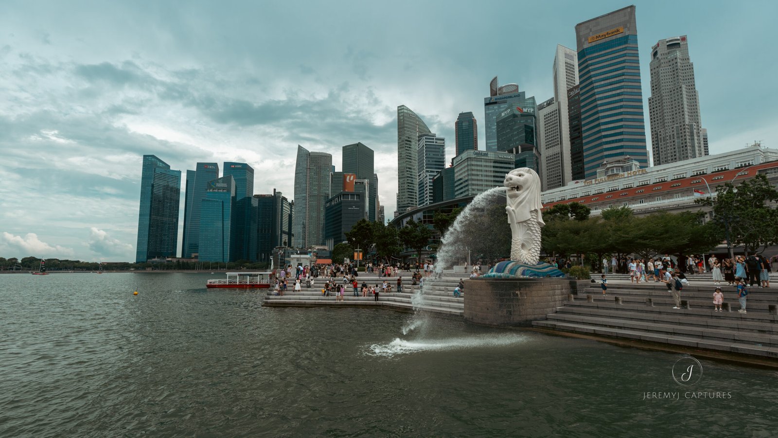 Merlion and the Marina Bay skyline on a cloudy day